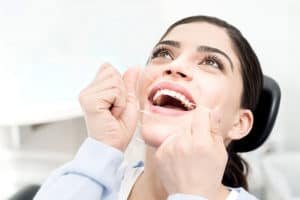 Почистване на зъбите с конец